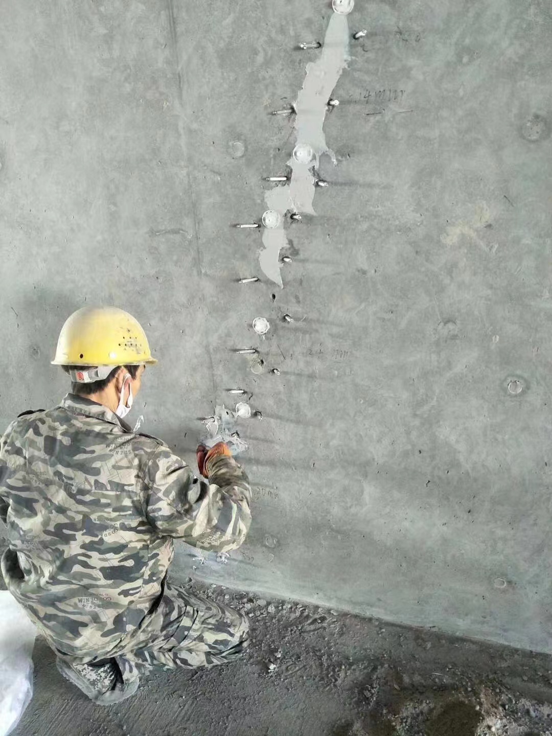 牡丹江混凝土楼板裂缝加固施工的方案